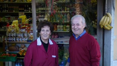 Annamaria e Vittore: "Offriamo gentilezza, cosa che manca nei grande negozi".
